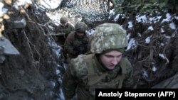 Украински войници в укрепление близо до окупираните от проруски сепаратисти зони в източна Украйна. Февруари, 2021 г.