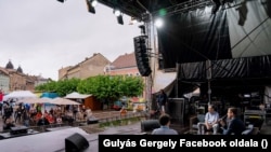 Gulyás Gergely miniszter Schiffer Andrással beszélget az MCC Feszt rendezvényen Esztergomban, 2021. augusztus 5-én