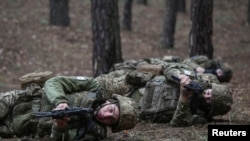 Tinerii recruți ai Forțelor Armate Ucrainene participă la un curs de instruire de bază în tehnici de luptă în regiunea Harkov.