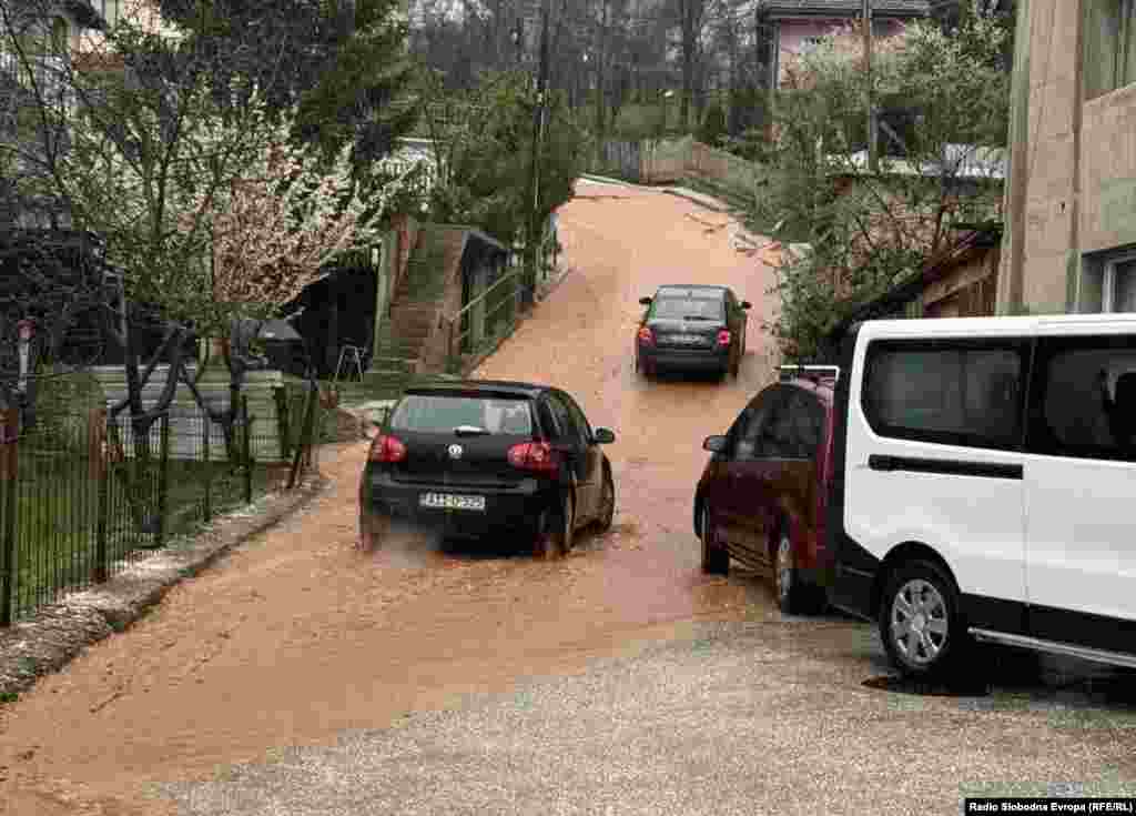 Putevi u sarajevskom naselju Širokača su poplavljeni. 
