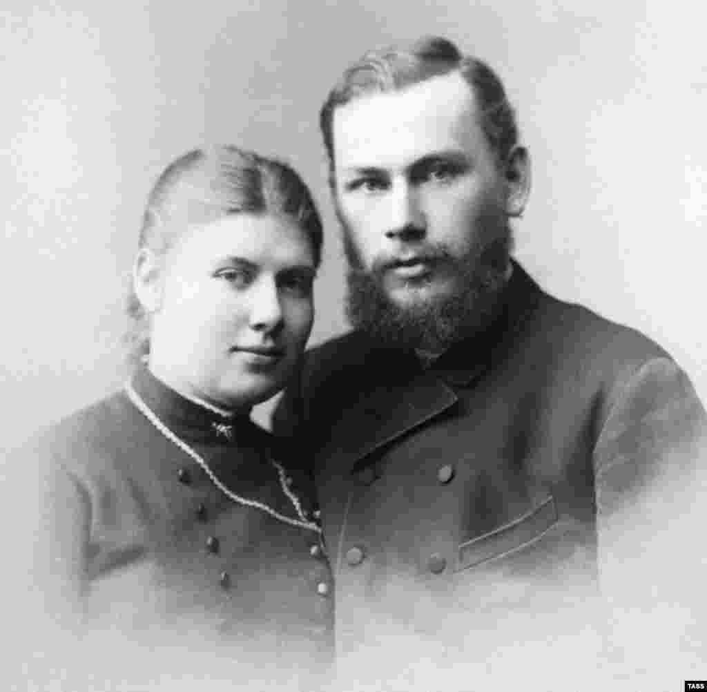 Толстой со своей женой Софьей. Свадьба состоялась в 1862 году. У пары родилось 13 детей, восемь из них дожили до совершеннолетия&nbsp;
