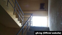 Лестничная площадка в строящемся доме по заказу Госипотечной компании в Нарыне. 21 декабря 2018 года.