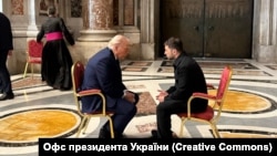 Президент США Дональд Трамп (слева) и президент Украины Владимир Зеленский на встрече в Ватикане, (фото опубликовано Офисом президента Украины)