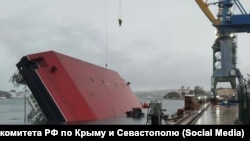 Перевернувшийся плавкран в Севастополе, 27 октября 2025 года