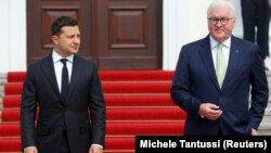 German President Frank-Walter Steinmeier (right) and Ukrainian President Volodymyr Zelenskiy in Berlin on July 12.