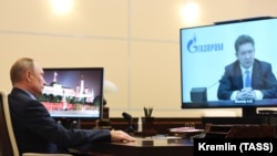 Президентът на Русия Владимир Путин разговаря с главния изпълнителен директор на "Газпром" Алексей Милер.