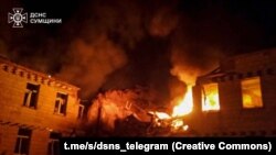 Një ndërtesë duke u djegur pas një sulmi rus në një qendër mjekësore në rajonin kufitar të Sumit, në Ukrainë, më 19 mars.