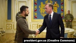 Președintele Ucrainei, Volodimir Zelenski, și consilierul pe probleme de securitate națională al președintelui SUA, Jake Sullivan (dreapta), Kiev, 4 noiembrie 2022