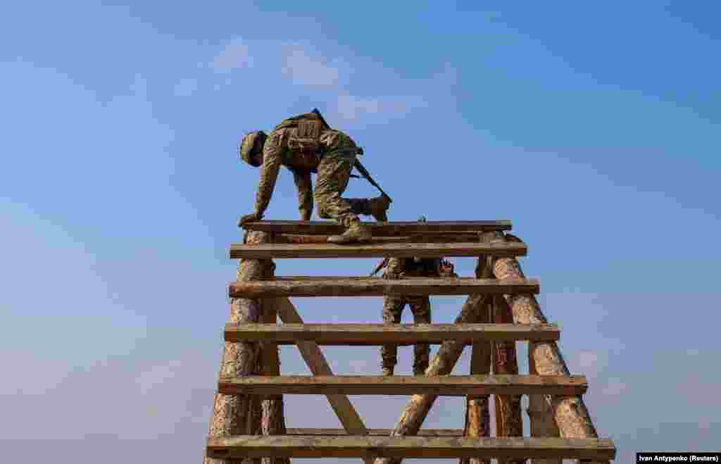 Novi regruti 126. brigade teritorijalne odbrane Oružanih snaga Ukrajine na vojnoj obuci na poligonu na neotkrivenoj lokaciji na jugu Ukrajine.