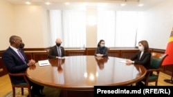 Președintele Republicii Moldova, Maia Sandu, la o întrevedere cu ES Dereck J. Hogan, ambasadorul Statelor Unite ale Americii în R. Moldova, și noul șef al Misiunii USAID la Chișinău, Scott Hocklander