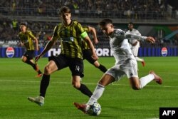 "Қайрат" ойыншысы Александр Мартынович (14) "Реал" футболшысы Арда Гүлермен допқа таласып жатыр. Алматы. 30 қыркүйек 2025 жыл.