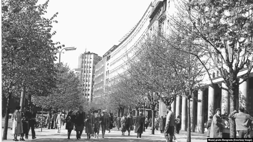 Drvored na Trgu Terazije nekad (na fotografiji levo 1963. godine) i sad. Deo šetališta danas zauzimaju bašte kafića i kiosci. &ldquo;Povećanje broja zelenih površina je opšti cilj svih ljudi koji žive u Beogradu&rdquo;, naveo je u avgustu 2019. zamenik gradonačelnika Goran Vesić nakon što je usvojen plan regulacije zelenih površina.