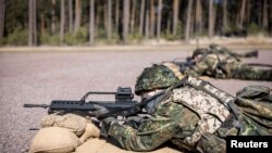 NATO încearcă să-și consolideze forțele după ce Rusia a invadat Ucraina. Rezerviști germani participă la antrenamente de tragere în cazărmile din Beelitz, lângă Berlin, Germania - 6 martie 2025 