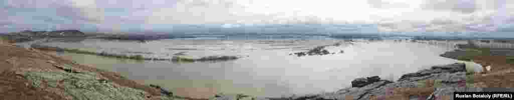 По словам жителей, сейчас уровень воды в Нуре снижается.