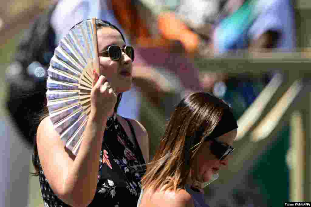 Ljudi stoje na suncu dok se papa Lav XIV obraća okupljenima s prozora apostolske palate na Trgu Svetog Petra u Vatikanu, 29. juna.