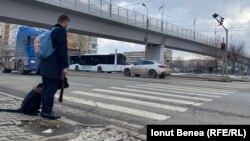 Silviu Roșu este unul dintre puținii nevăzători din România care beneficiază de un câine ghid. Cei mai mulți îndrăznesc rar să iasă singuri pe stradă
