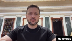 „ჩვენი ხალხი მოქმედებდა რუსეთის სხვადასხვა რეგიონში, სამ სასაათო სარტყელში“, - ამბობს უკრაინის პრეზიდენტი. 