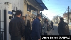 Čekanje u redu za vizu ispred Ambasade Mađarske u Prištini, decembar 2017.