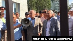 Омурбек Текебаев и Дуйшонкул Чотонов после судебного заседания, на котором их выпустили под домашний арест. Август 2019 года. 