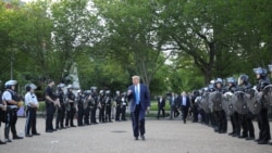 Američki predsednik Donald Trump šeta između policijaca u parku Lafaiette preko puta Bele kuće. 2. jun 2020.