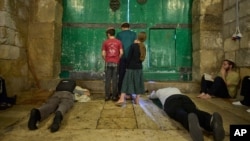 Credincioși evrei ultraortodocși se roagă lângă Moscheea Al-Aqsa, duminică, 3 august 2025