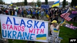 Демонстрация под надслов „Аляска е с Украйна“ се проведе в Анкъридж, Аляска, часове преди срещата на Тръмп и Путин