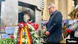 პეტერ ფიშერმა გვირგვინით შეამკო 9 აპრილს დაღუპულთა მემორიალი. 