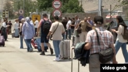 Njerëz që largohen nga Irani nëpërmjet pikës kufitare të Agarakut me Armeninë.