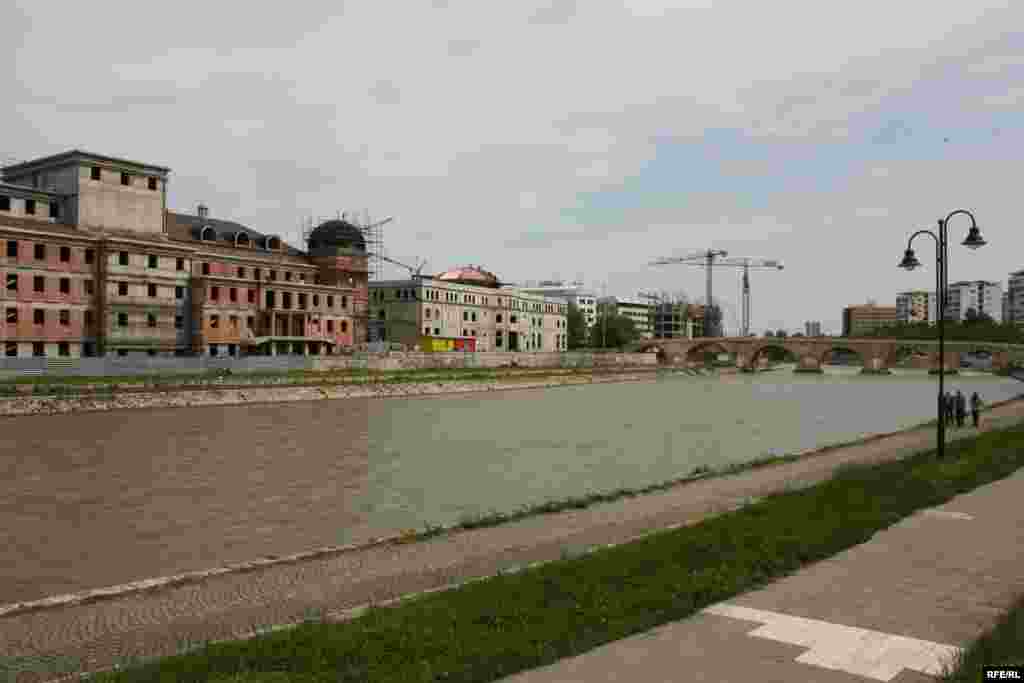 Брегот на Вардар, згради, згради ...