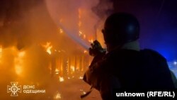 Intervenția pompierilor ucraineni după atacurile Rusiei asupra orașului-port Odesa din noaptea de 20 spre 21 martie.