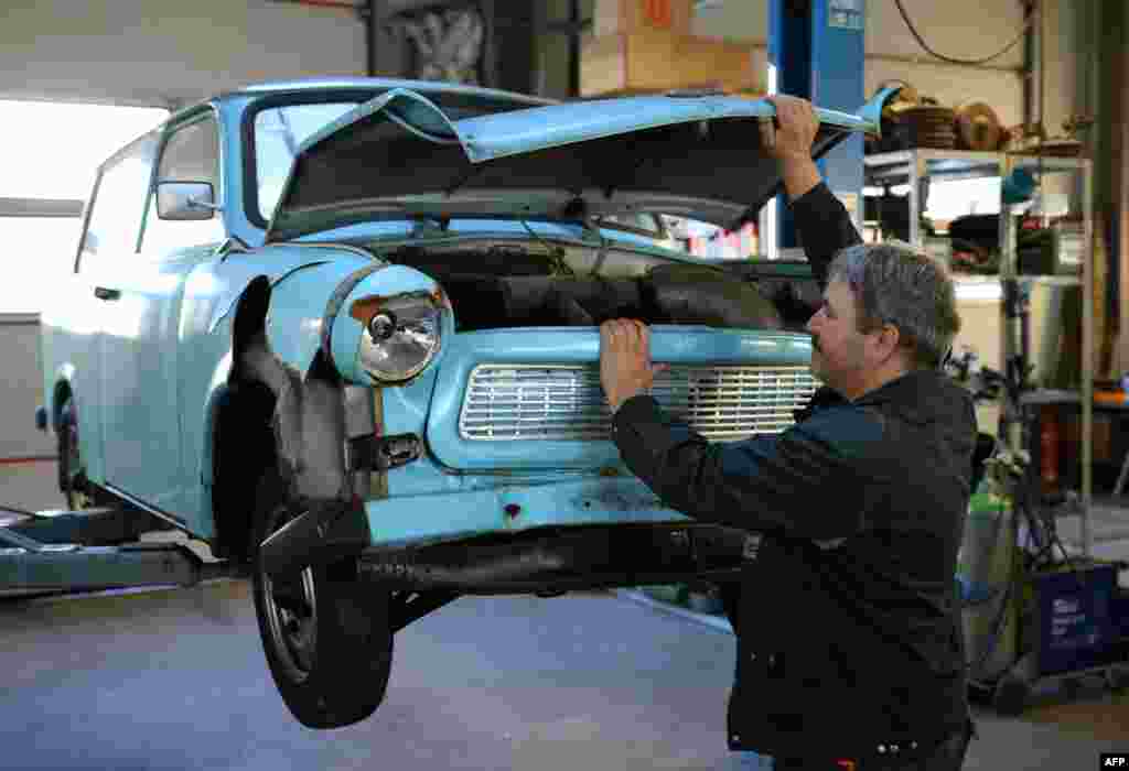 A Berlin déli részén autószerelő műhelyt vezető 58 éves Glenn Kuschan ügyfelei között több Trabant-tulajdonos is van, akik, ahogy az AFP-nek meséli, nagyon sokfélék: „Vannak az idősebbek, akik Trabival nőttek fel, de fiatalok is, akik egy igazán különleges autóra vágynak”