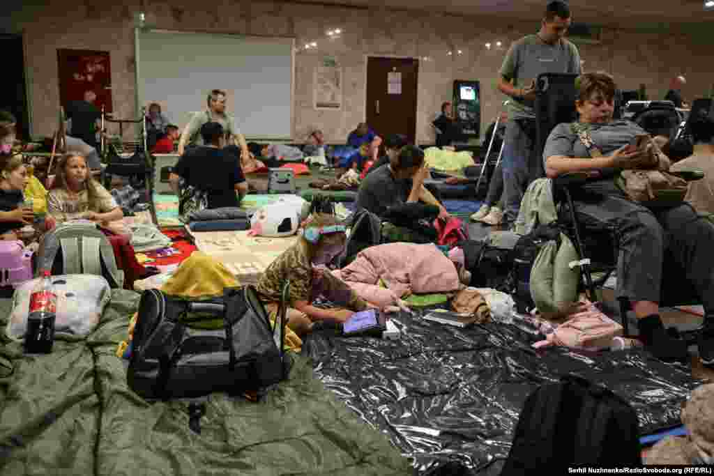 Моментално, 46 подземни станици на метрото работат деноноќно како засолништа.