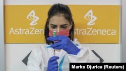 Србија- медицинска сестра подготвува вакцина против Ковид19 во вакционален пункт во Белград, 25.03.2021