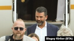 Доналд Тръмп-младши (вдясно) слиза от самолета на летището в София, 27 април 2025 г.