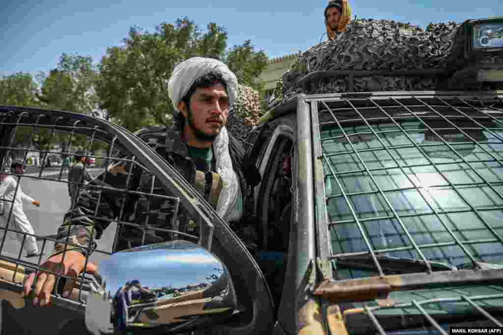 Luftëtarët talibanë duke bërë rojë nëpër një rrugë në sheshin &quot;Massoud&quot;, në Kabul. (16 gusht)