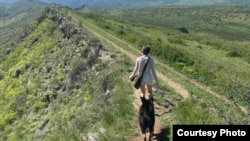 Лиза с собакой 7 мая на Хайкине