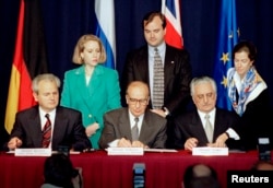 Президент Сербии Слободан Милошевич (слева), президент Боснии и Герцеговины Алия Изетбегович (в центре) и президент Хорватии Франьо Туджман подписывают Дейтонское соглашение. 21 ноября 1995 года