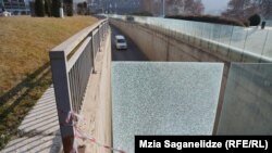 დამტვრეული შუშის მოაჯირი