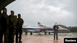 11 septembrie 2025, premierul polonez Donald Tusk se adresează piloților militari polonezi lângă Lodz, după incursiunea dronelor rusești în estul țării. 