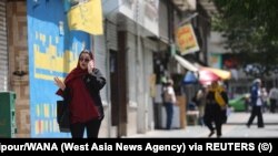 Žena prolazi ulicom, tokom ranih sati primirja, u Teheranu, Iran, 24. juna 2025.