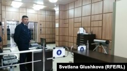 Пропускной пункт при входе в городской суд. Астана, 29 марта 2016 года. 