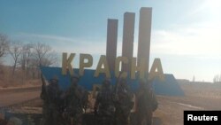 Fotografija koju je 12. februara 2023. objavila press služba Jevgenija Prigožina, prikazuje, kako se kaže, Wagnerove lovce kako poziraju na ulazu u selo Krasna Hora, u blizini ratom pogođenog grada Bakhmuta.