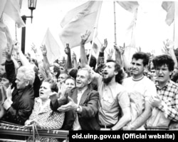 Мітинг біля Верховної Ради під час ухвалення Декларації про державний суверенітет України. Київ, 16 липня 1990 року
