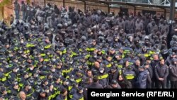 პოლიციელების მობილიზება მელიქიშვილის გამზირზე საპროტესტო აქციის დროს. 19 ნოემბერი, 2024 წელი