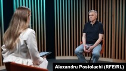 Comentatorul politic Igor Boțan în studioul Europei Libere de la Chișinău.