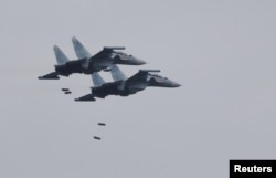 Російські літаки Su-30SM під час російсько-білоруських військових навчань «Захід-2025» в небі біля міста Борисів. Білорусь. 15 вересня 2025 року
