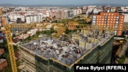 Kosovë: një kantier ndërtimi në Prishtinë. 