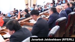 Депутаты Жогорку Кенеша.