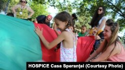 Copii jucându-se în cadrul unui proiect Hospice Casa Speranței.