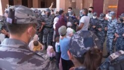 В кольце спецназа. Десять плачущих у Акорды детей